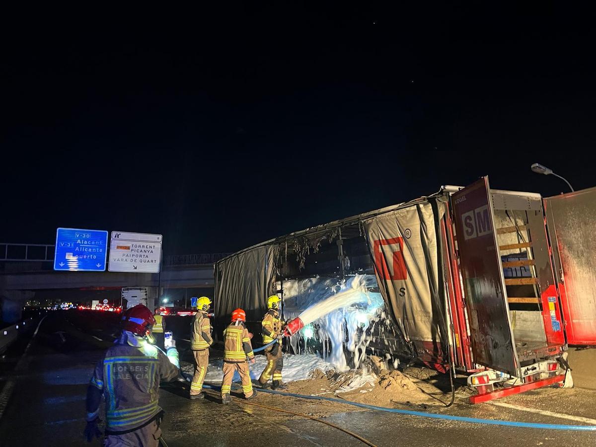 Un camión en llamas provoca largas retenciones en la V-30