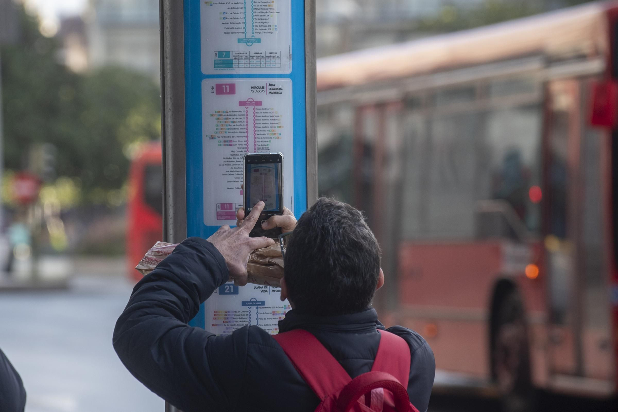 Huelga de transportes en A Coruña: retrasos y colas en las paradas