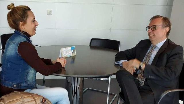 Gema Álvarez y Francisco del Busto, durante su encuentro en Oviedo.