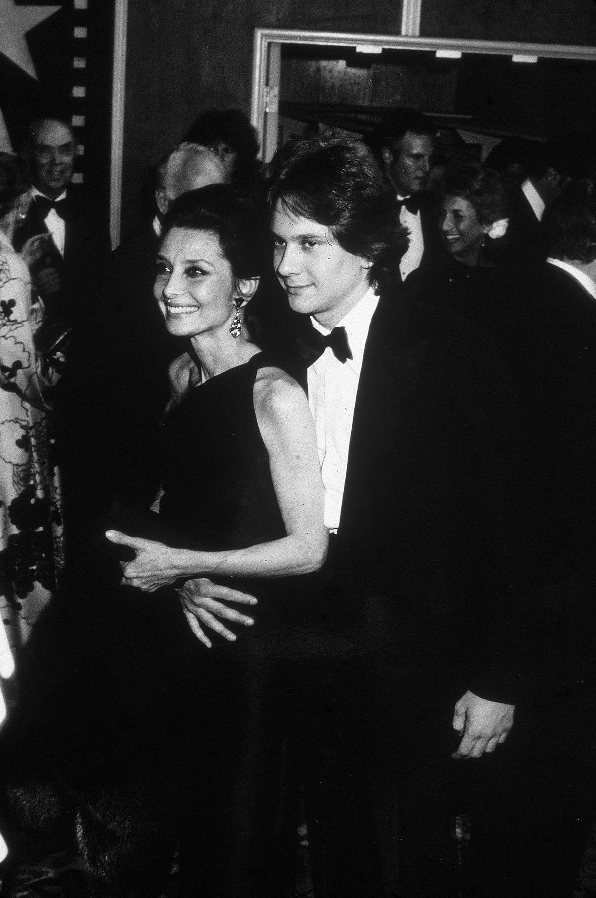 Sean, junto a su madre, en una gala de los Oscars.