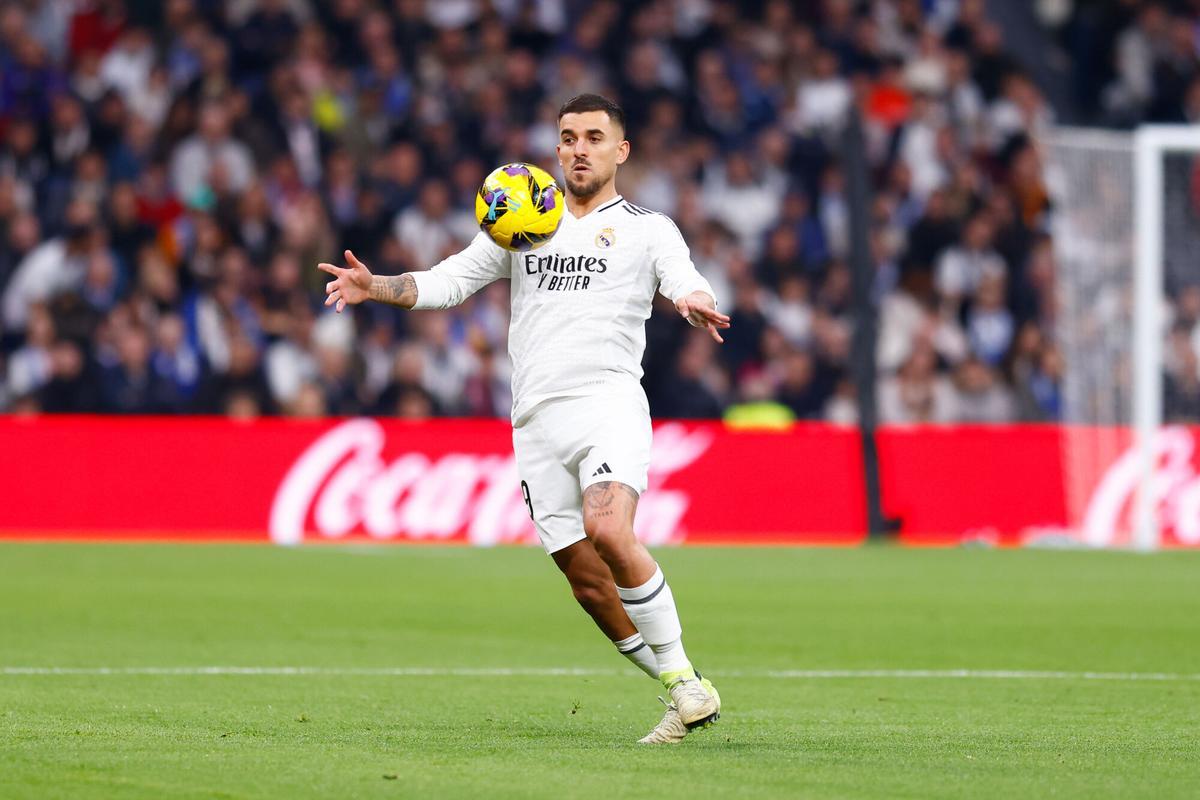 Dani Ceballos controla un balón en un partido de esta temporada con el Real Madrid.