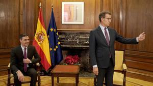 Pedro Sánchez, presidente del Gobierno y Alberto Núñez Feijóo, Partido Popular, durante la reunión que han mantenido en el Congreso de los Diputados.