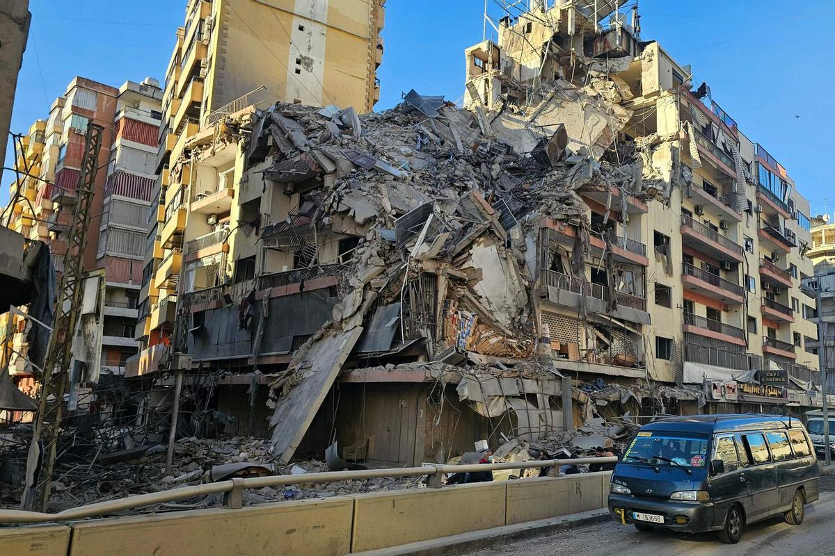 Un edificio destrozado por las bombas israelíes en Ghobeiry, un barrio de los suburbios del sur de Beirut.