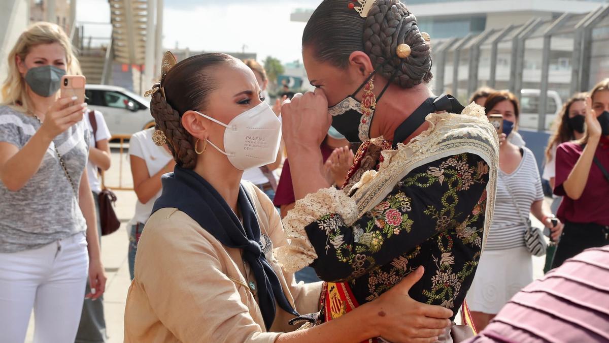 Anna Duggan, de la corte y miembro de la comisión, rompió el protocolo para felicitar a la fallera mayor, Carla Fuster