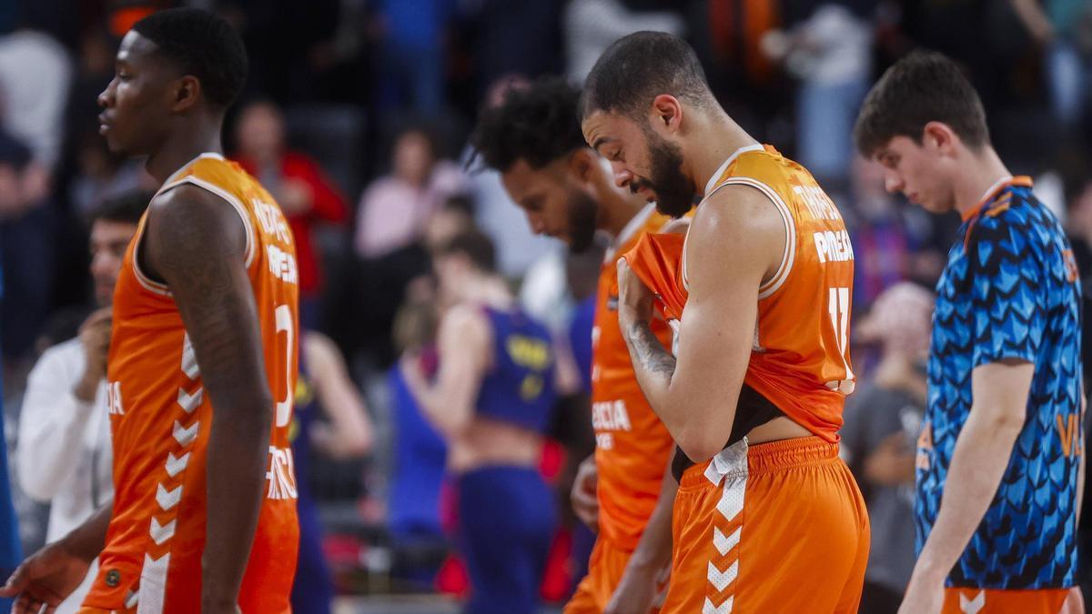 Caras largas en los jugadores del Valencia BC tras la derrota ante el Barça.
