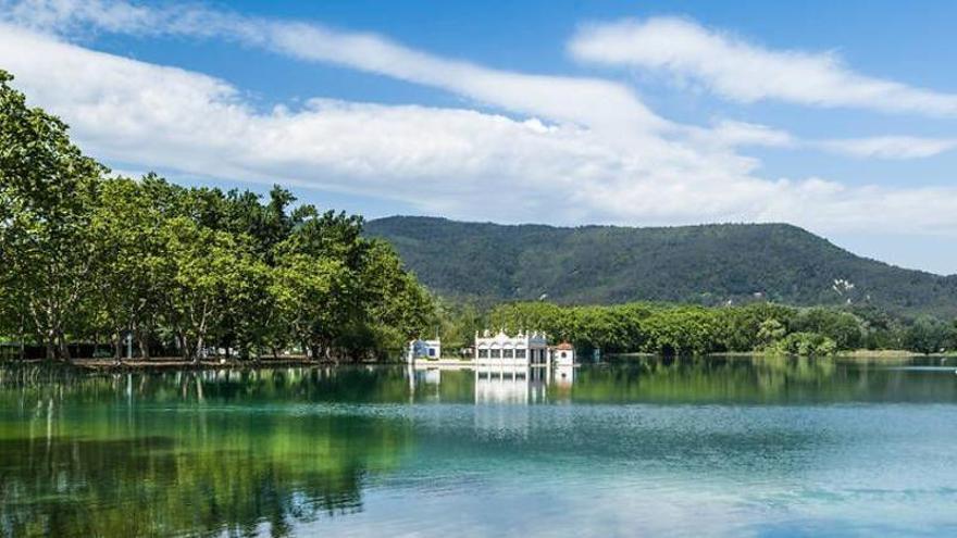 La temperatura de l’aigua de l’estany de Banyoles arriba als 30 graus