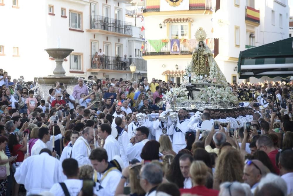 La Virgen del Carmen, procesionando por La Carihuela en Torremolinos, antes de hacerse a la mar.