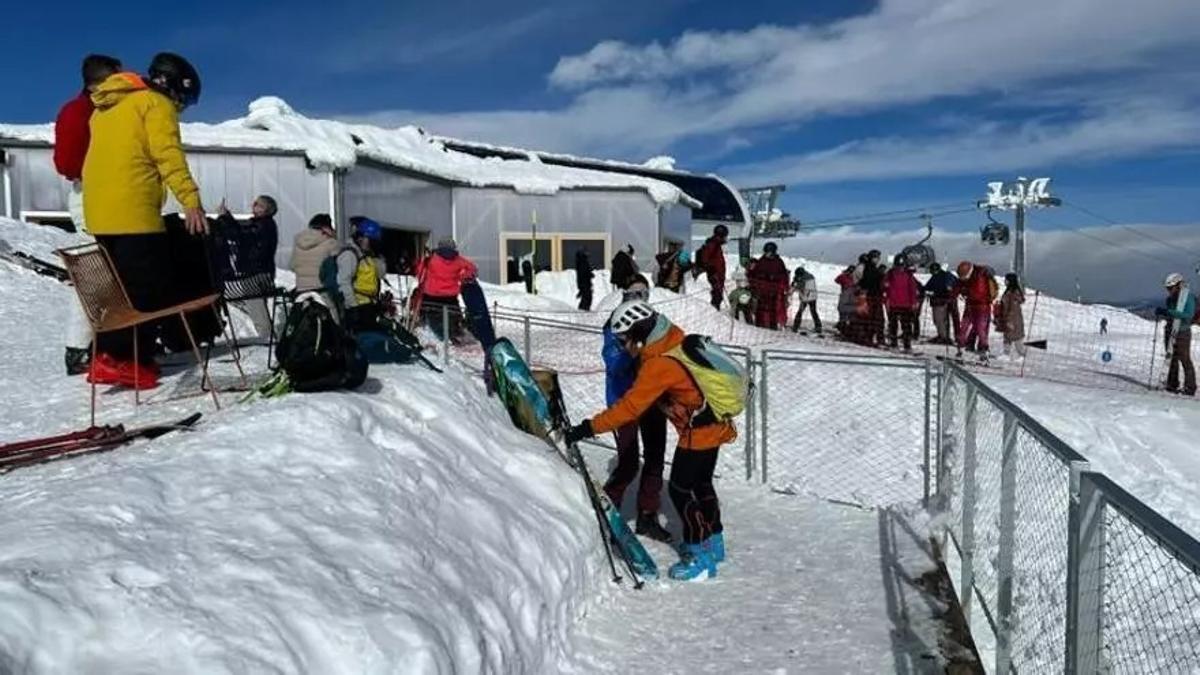Esquiadores en la estación de La Molina