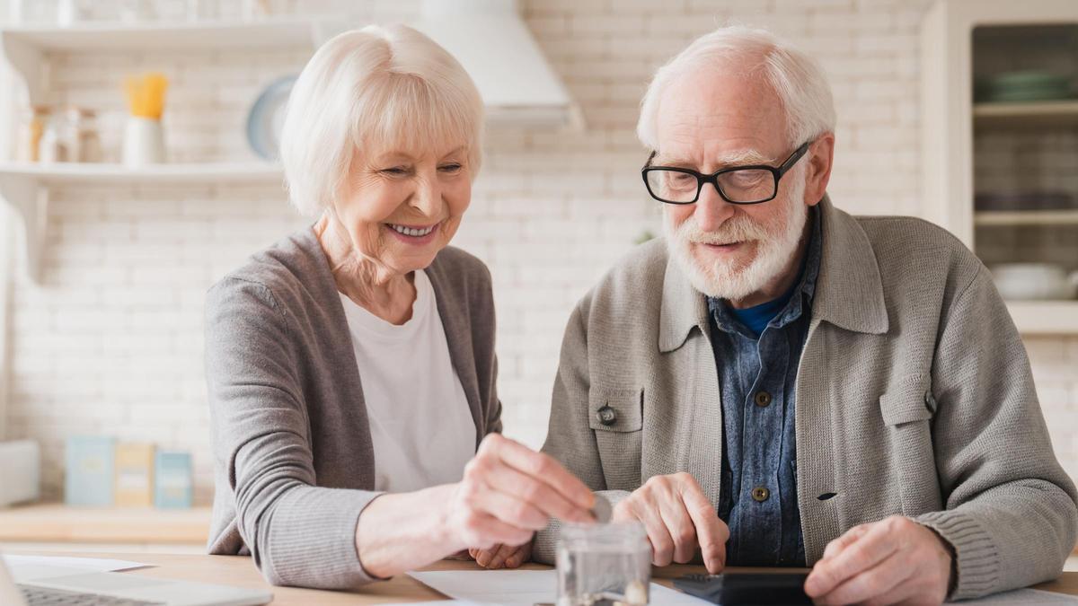Dos pensionistas mirando sus ahorros