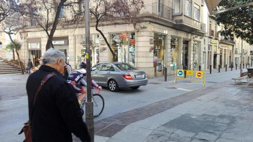 Un dels vehicles que es va trobar amb la senyalització girant cap al pont