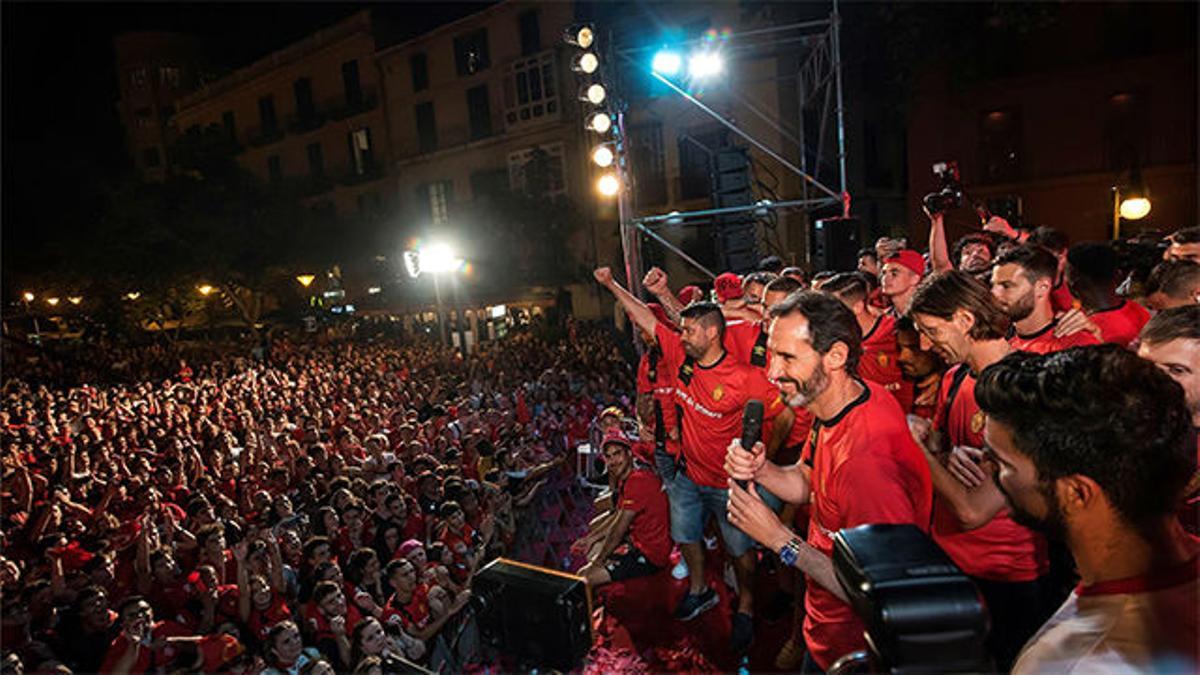 El Mallorca celebra el ascenso a Primera con sus aficionados