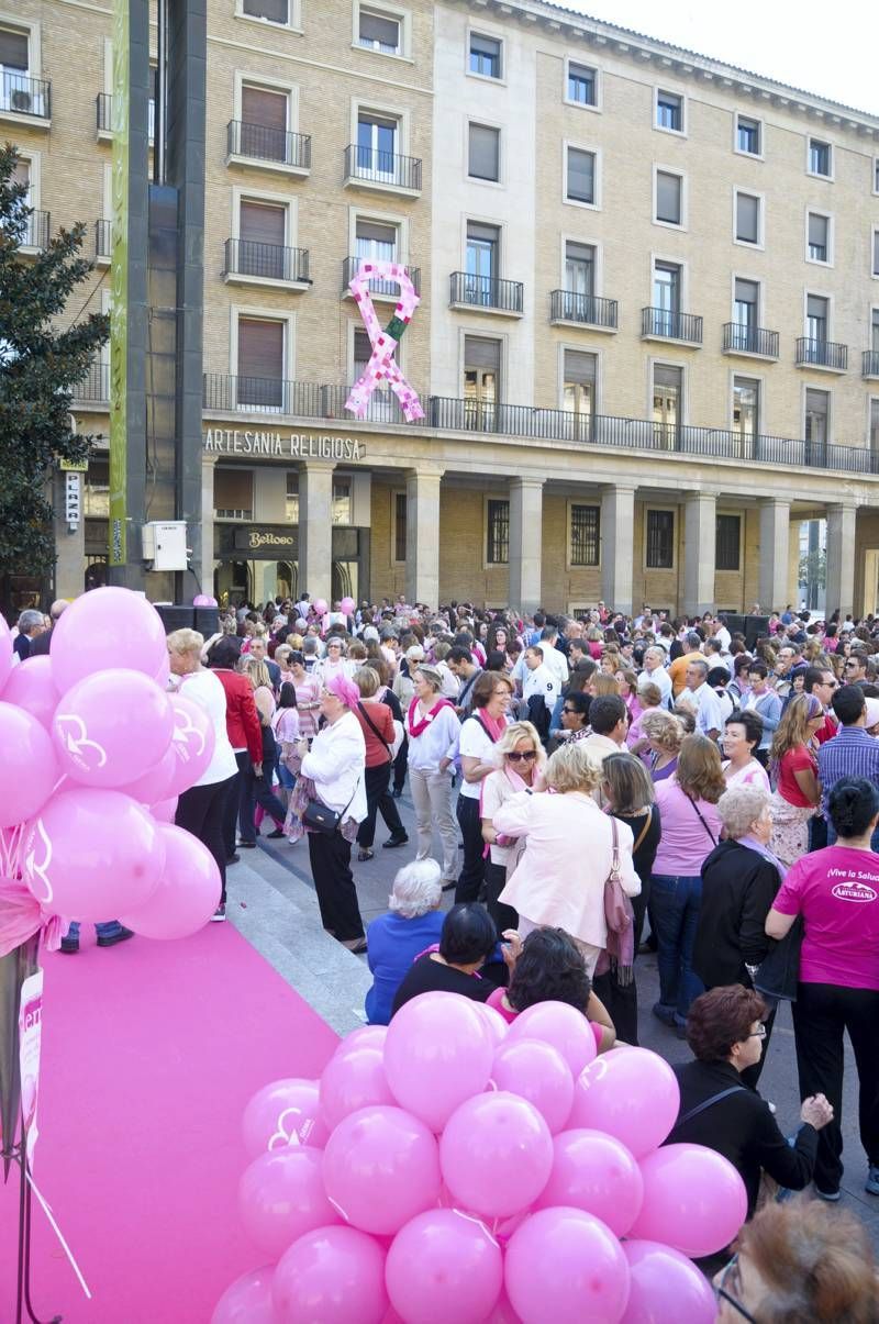 Fotogalería: La plaza del Pilar se tiñe de rosa contra el cáncer de mama