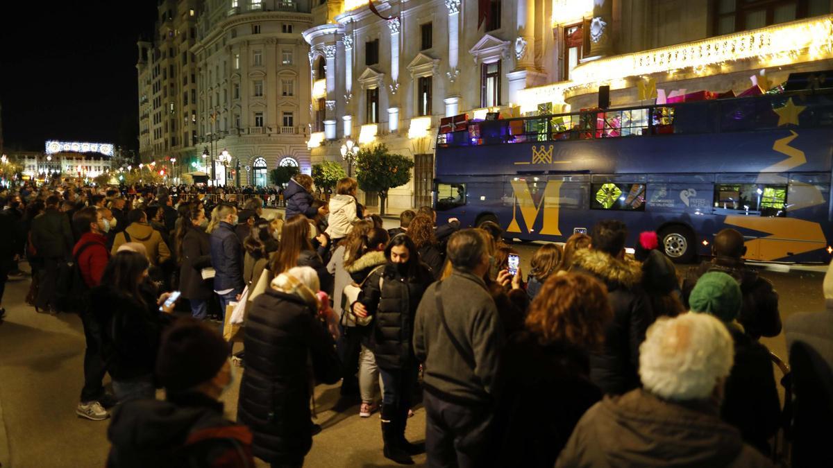 Aglomeraciones en la plaza del Ayuntamiento de València para ver a los Reyes Magos