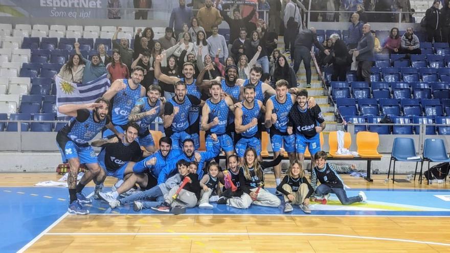 El equipo celebra el triunfo tras la finalización del partido. | CSA