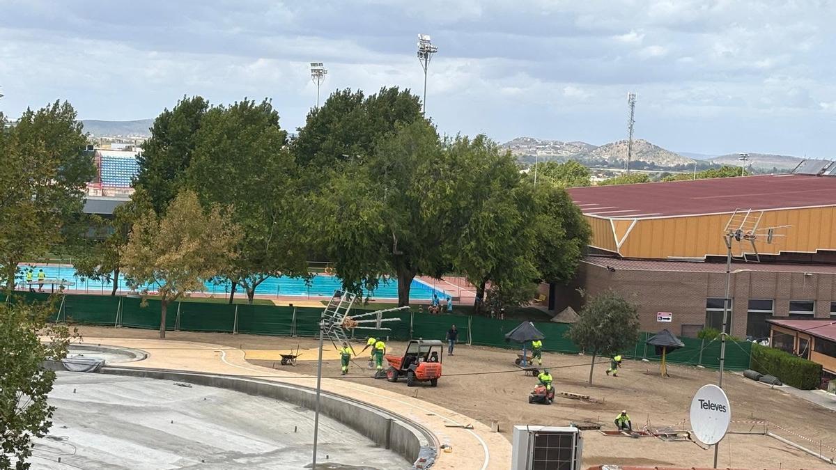 Operarios trabajan en la obra de la piscina municipal de Don Benito.