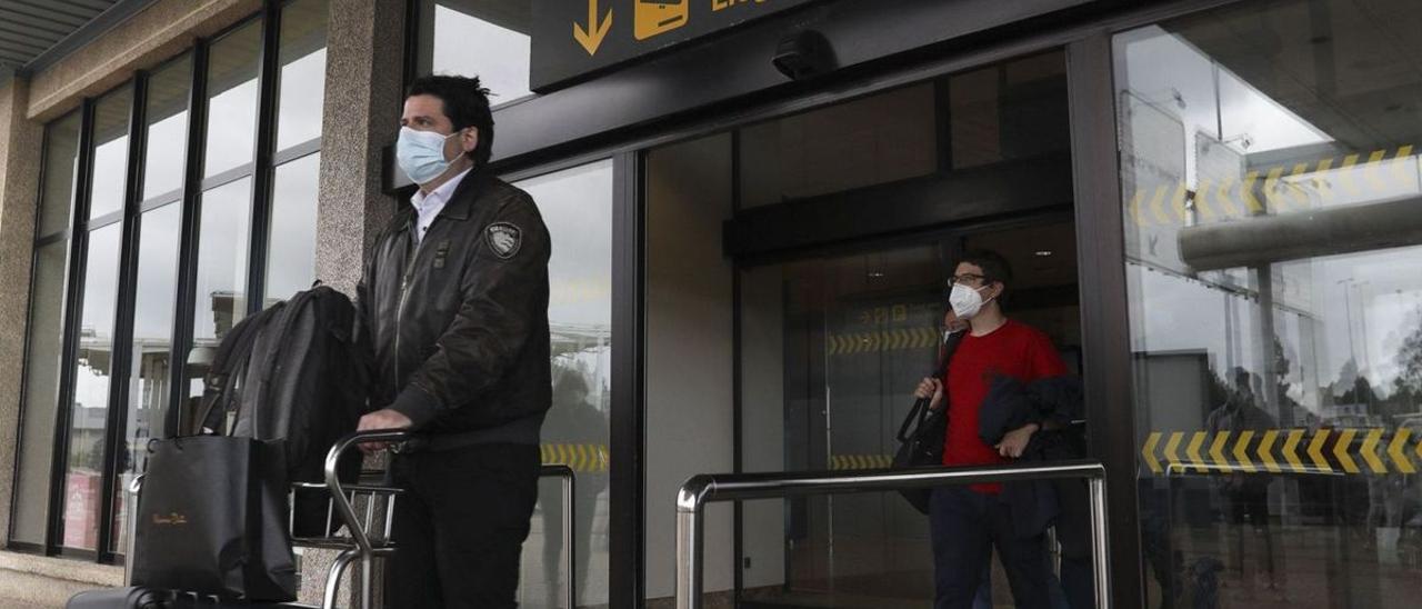 Viajeros procedentes de Madrid, a su llegada al aeropuerto de Asturias.