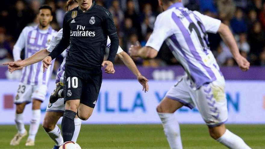 Modric trata de zafarse de un jugador del Valladolid, ayer en el José Zorrilla.