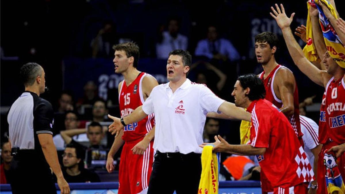 Reynaldo Sánchez Mercedes (i), durante el partido de primera fase del grupo B del Mundial de Baloncesto 2010 de Turquía, entre Eslovenia y Croacia