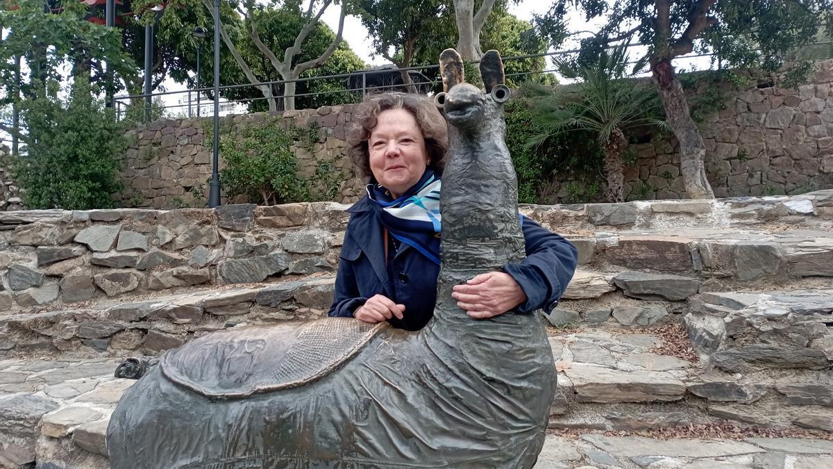 Alicia von Reiswitz, hija del escultor Stefan von Reiswitz, con una de las esculturas de su padre, en el Parque del Oeste, en abril.