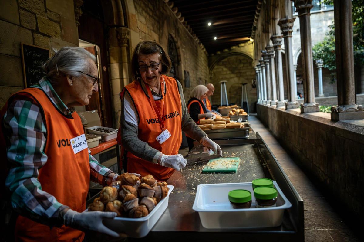 Voluntarias ultimando los preparativos del desayuno en la parroquia Santa Anna.Un equipo de 406 voluntarios y 17 profesionales atiende a las personas sin hogar.