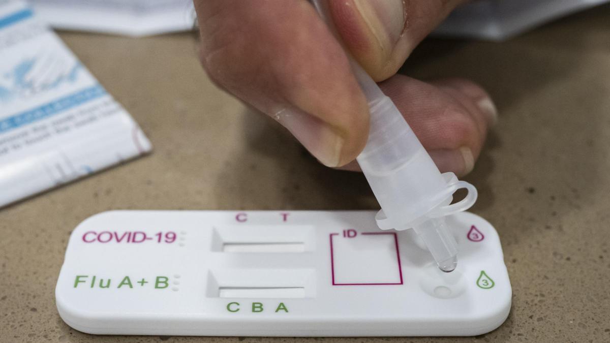 Test doble de covid-19 y gripe que venden en las farmacias.