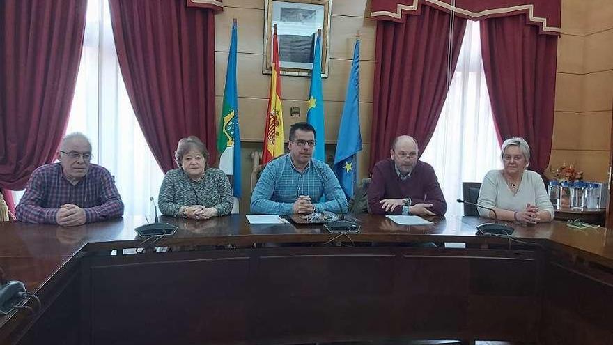 Por la izquierda, José Manuel Álvarez, María José Álvarez, Javier Castro, Emilio Rodríguez y María Antonia García, en el acto celebrado en el Ayuntamiento de Langreo.