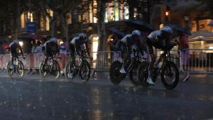 Primera etapa de la Vuelta ciclista en Barcelona ensombrecida por falta de visibilidad.