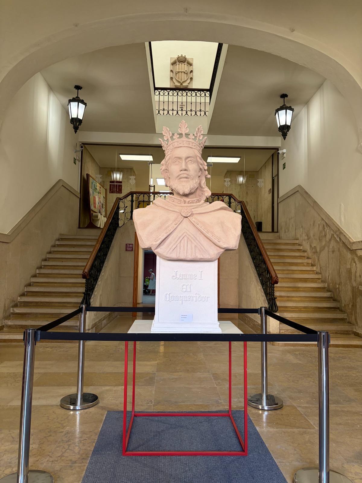 El busto de Jaume I, cedido por el artista Jordi Benavent, está en la entrada del ayuntamiento.