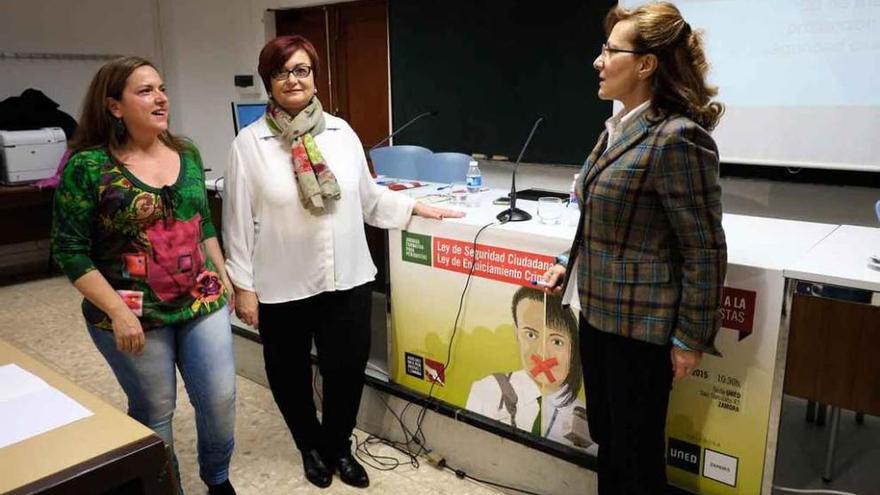 Desde la izquierda, Susana Arizaga, Esther González y Elsa González, antes de comenzar el curso.