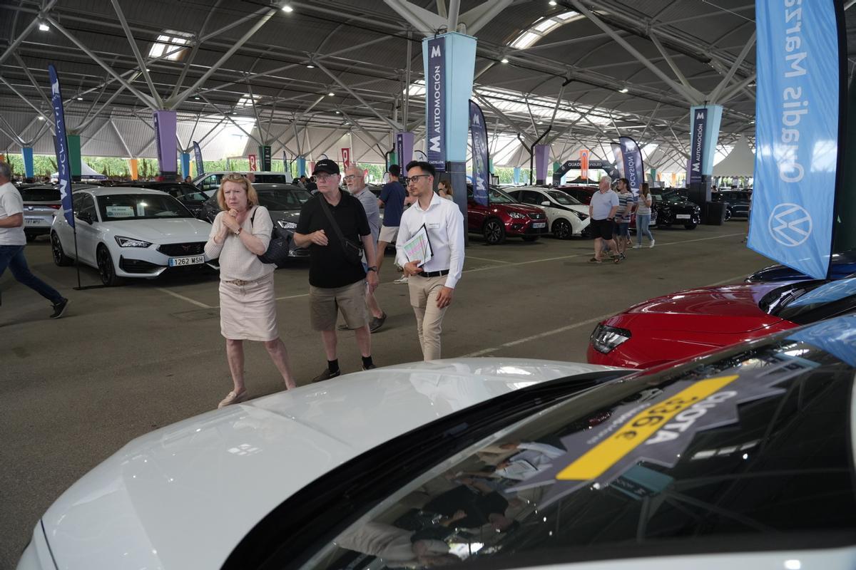 Galería: Los clientes observan los coches de Motorocasión.