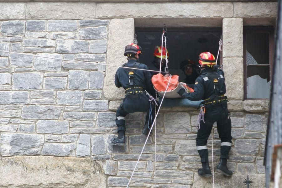 Maniobras de la UME en el poblado del Salto de Cas