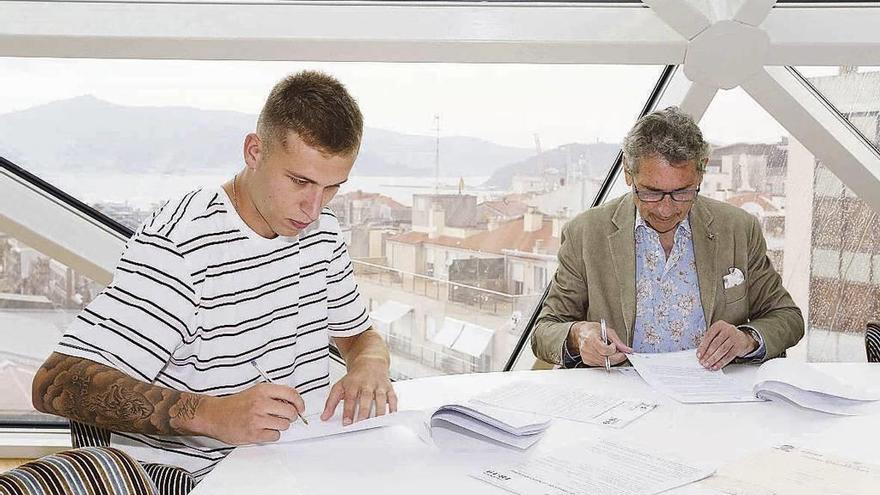 Rubén Blanco firma su nuevo contrato junto al presidente Carlos Mouriño el pasado jueves. // RC Celta