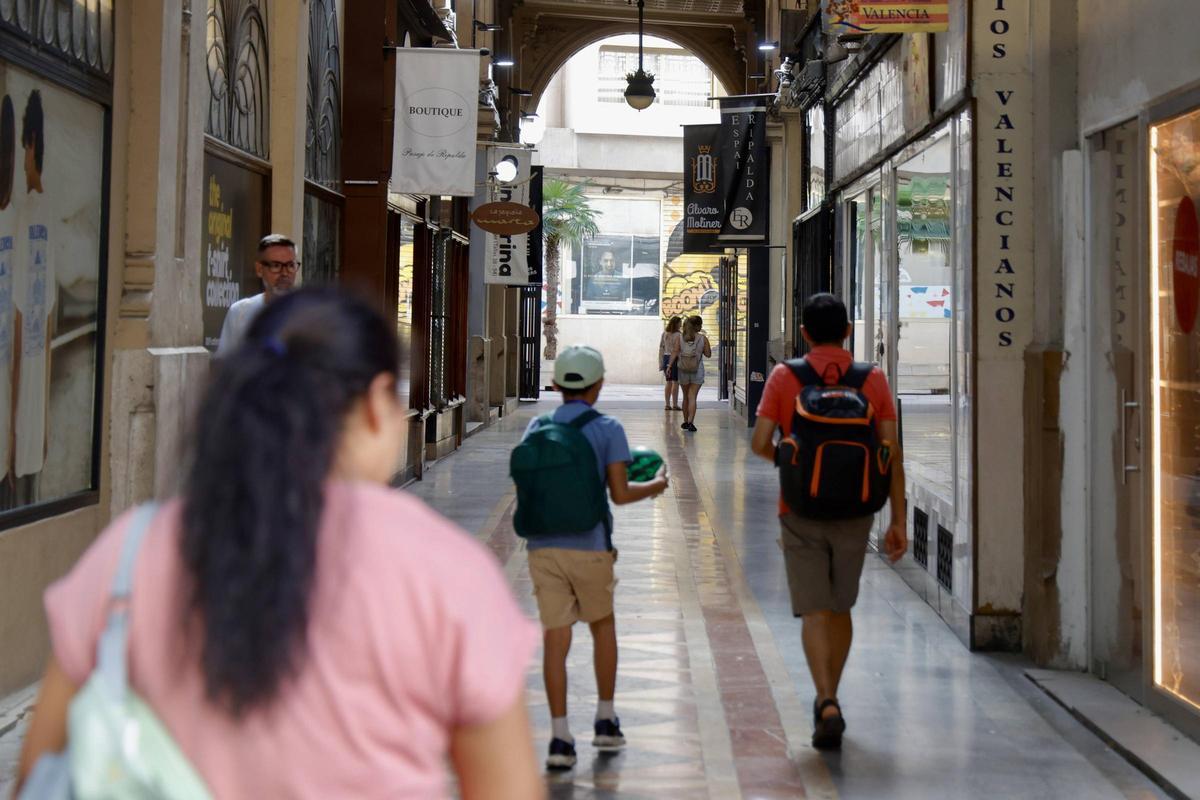 Los pasajes comerciales de València, un pedacito de la ciudad en las manzanas vecinales