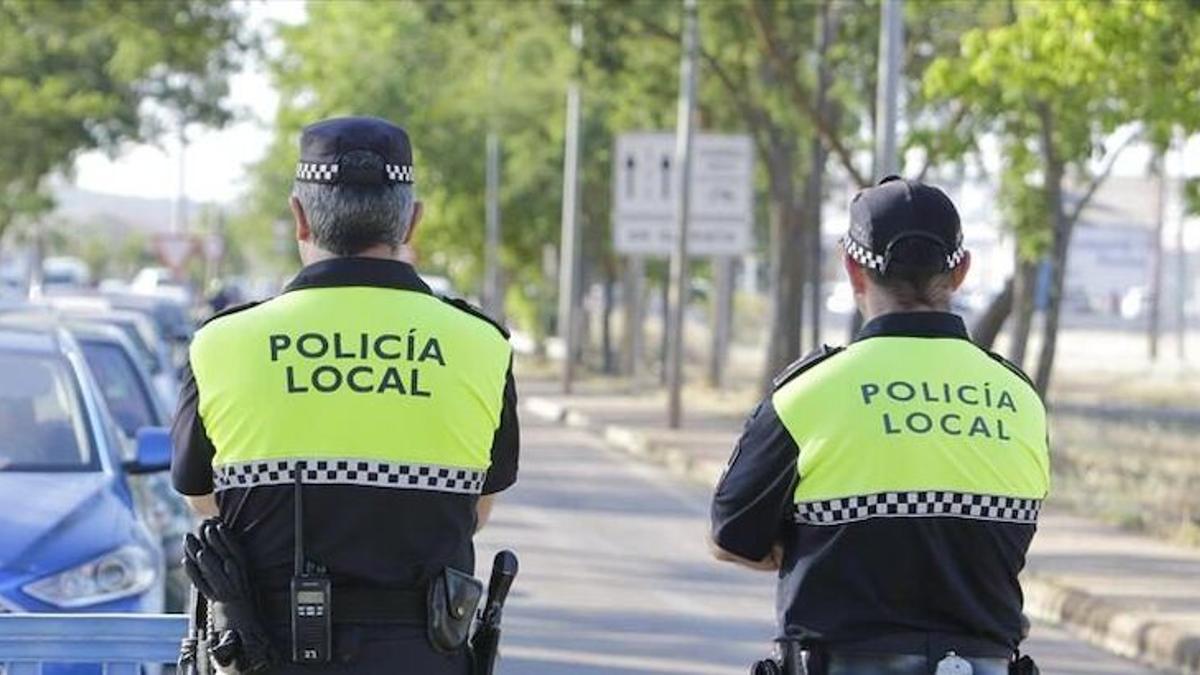 Policia Local de Cáceres, durante un control de alcoholemia.