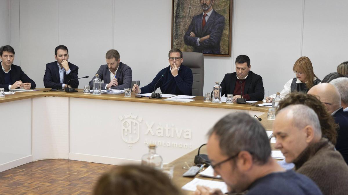 Asistentes al pleno municipal celebrado hoy en Xàtiva.