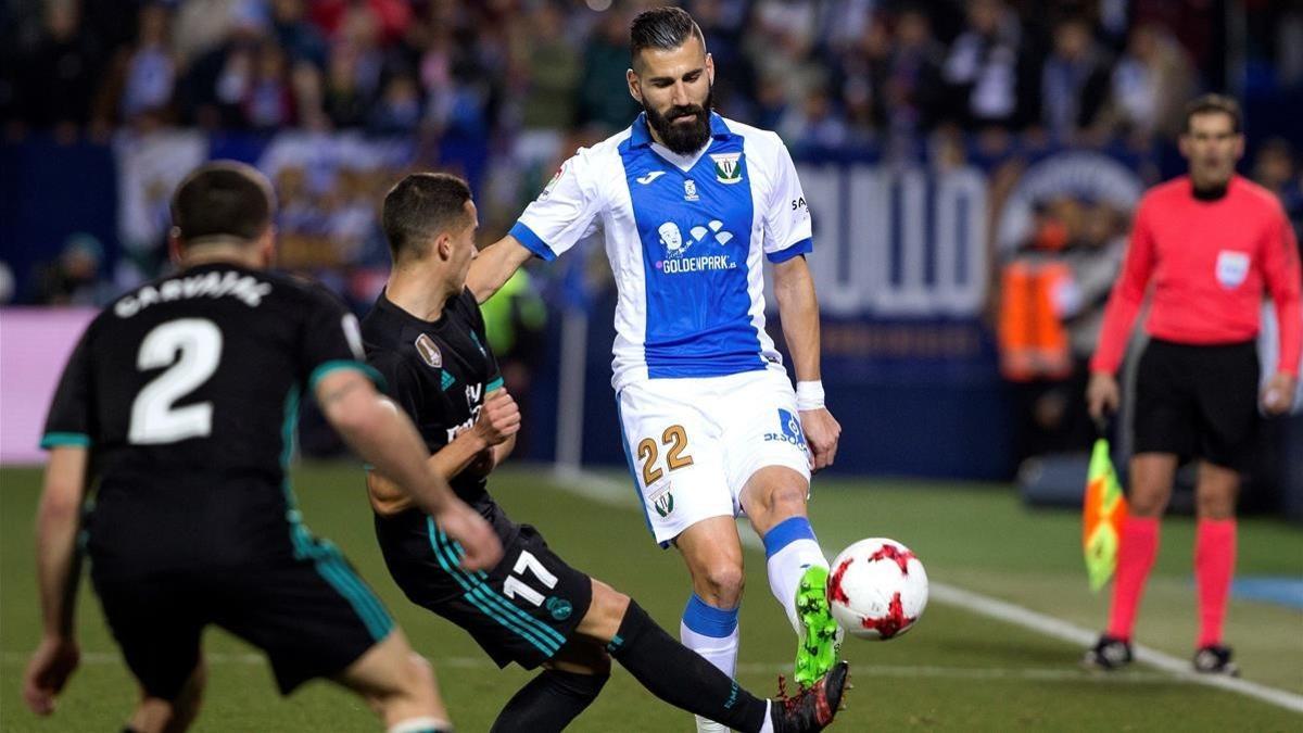 Siovas lucha por un balón con Lucas Vázquez