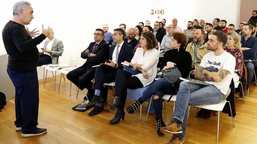 Ferrán Adrià en un momento de su charla dirigida a hosteleros, que se celebró en el Marco. // J. Lores