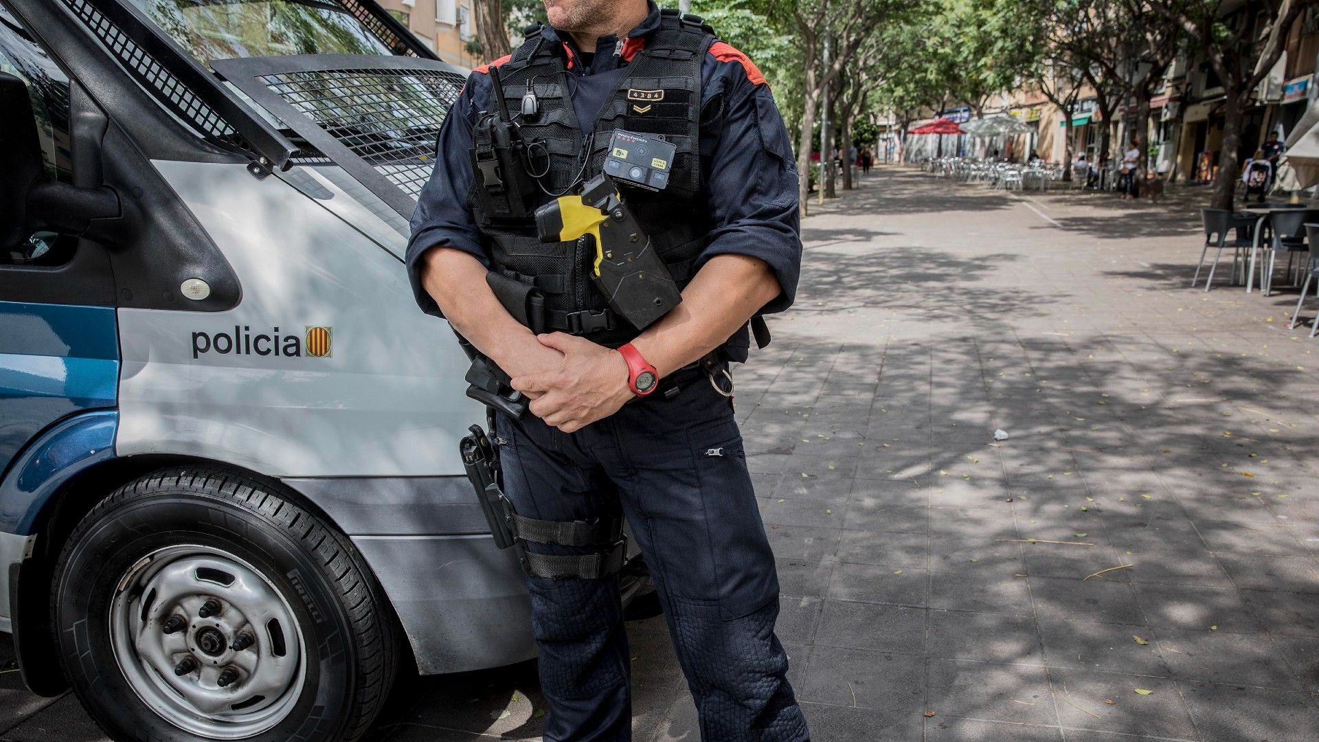 Un agente de los ARRO de los Mossos, en la avenida Severo Ochoa de L'Hospitalet, en una imagen de archivo de septiembre de 2019.