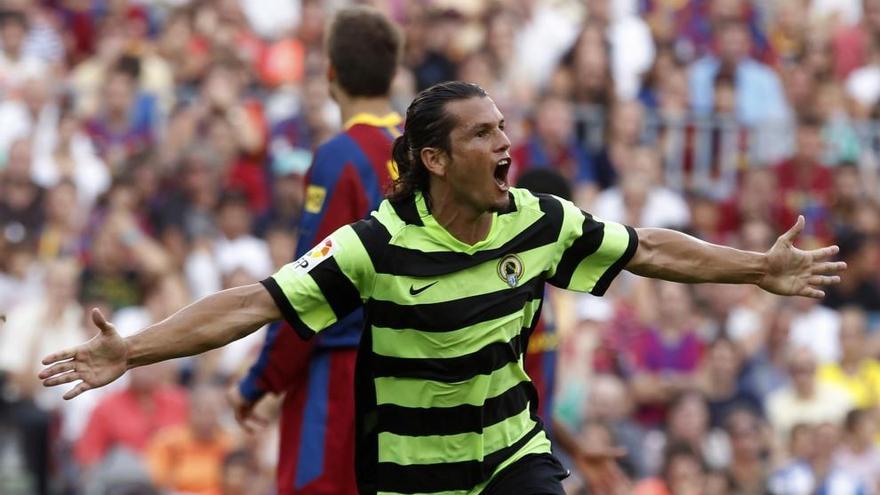 Valdez celebra uno de los goles conseguidos en el Camp Nou de Barcelona