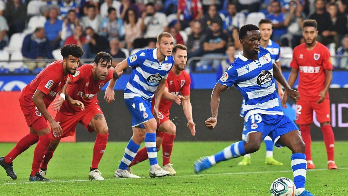 Derik Osede, a la izquierda, en la jugada del gol de penalti de Koné al Numancia la pasada temporada en Riazor.