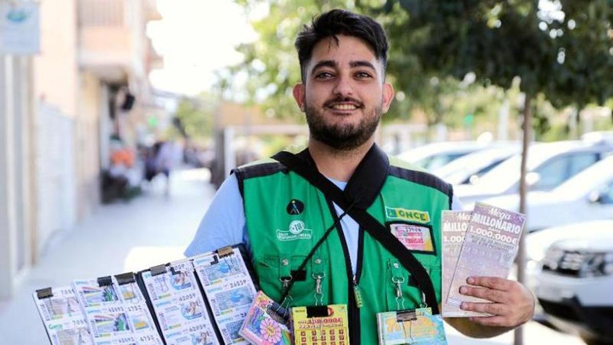 Jesús Sebastián Méndez, agente vendedor de la ONCE que ha repartido estos premios.
