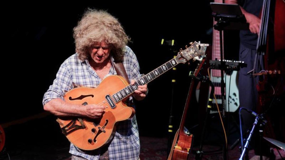 Pat Metheny tocando la guitarra