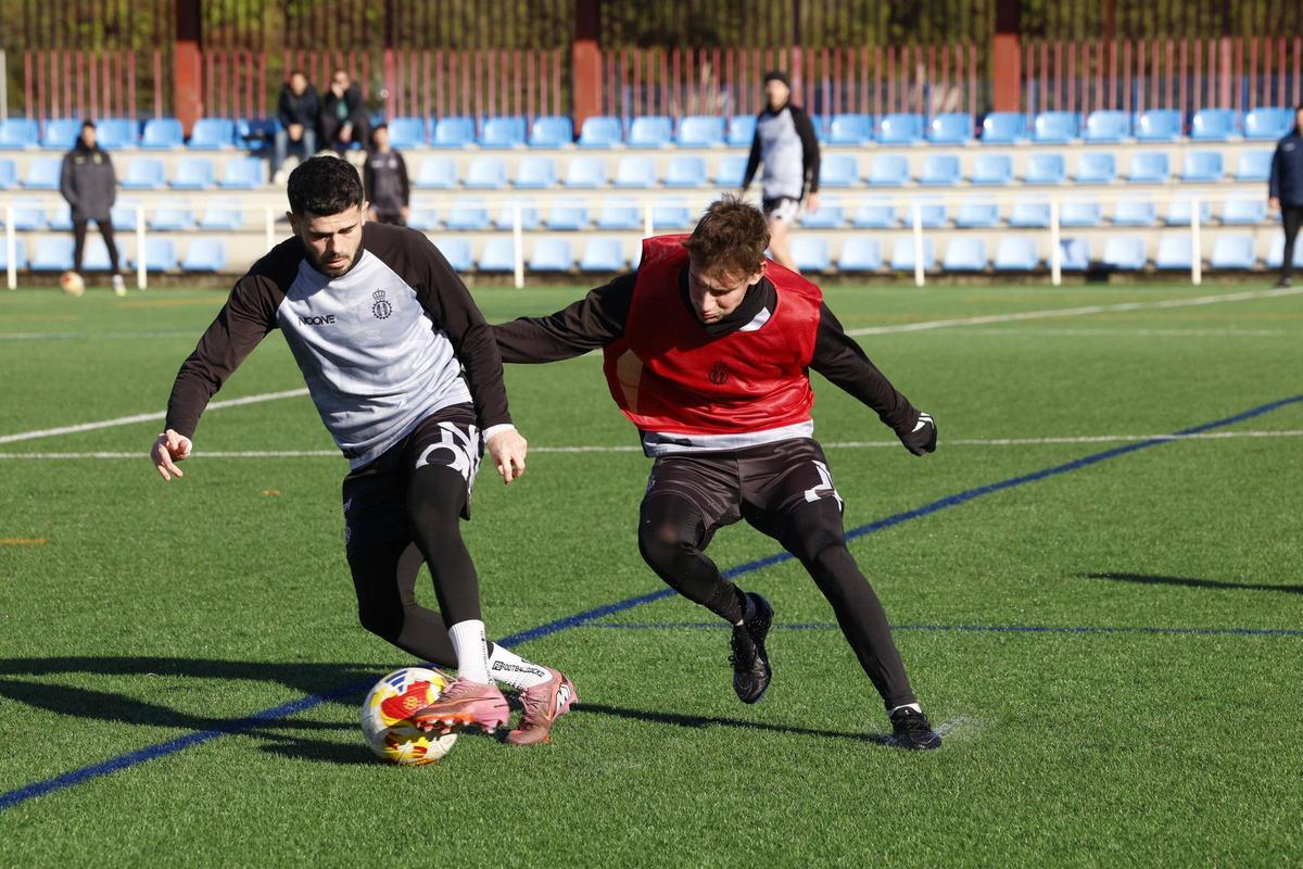 Pablo Álvarez, con Isi Ros, en un entrenamiento del Avilés