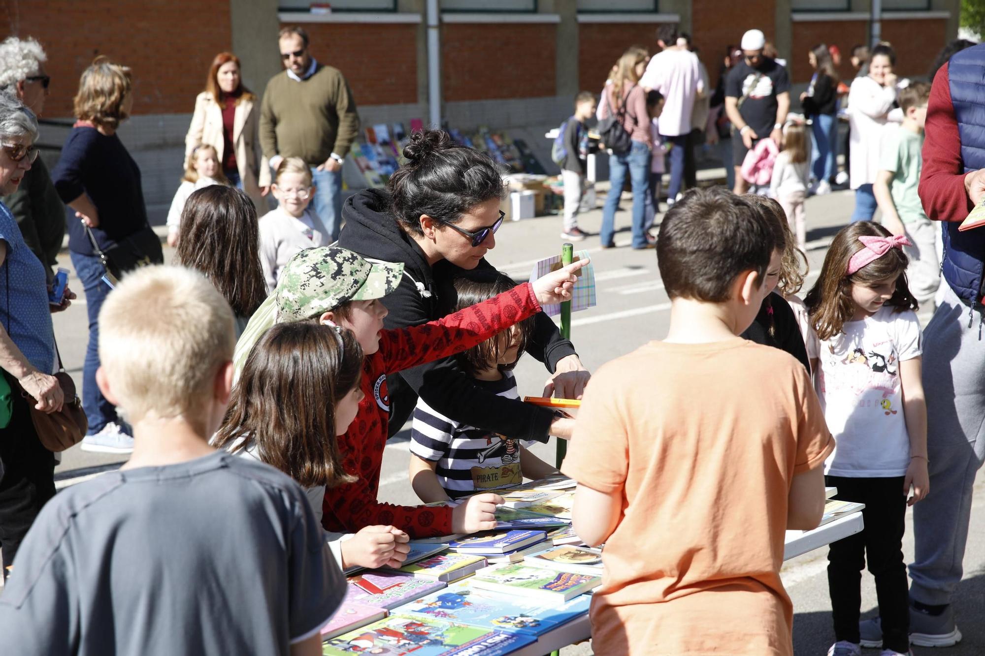 En imágenes: El colegio Jacinto Benavente disfruta de su primera feria del libro
