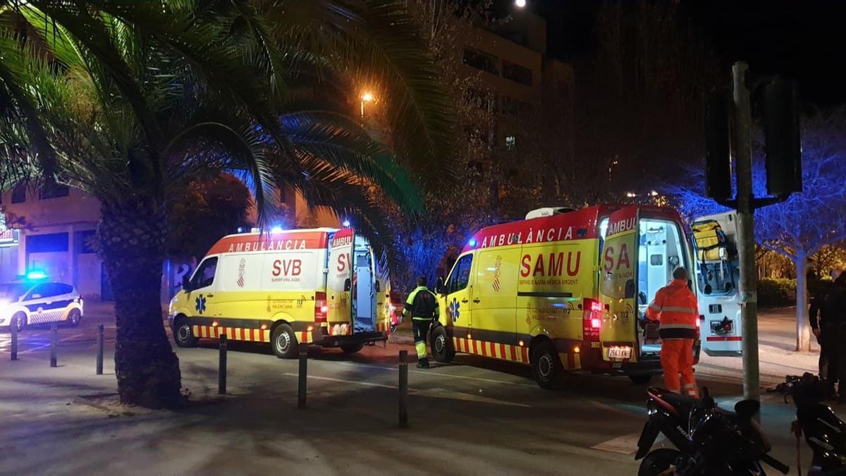 Dos ambulancias trasladan a los heridos al centro hospitalario