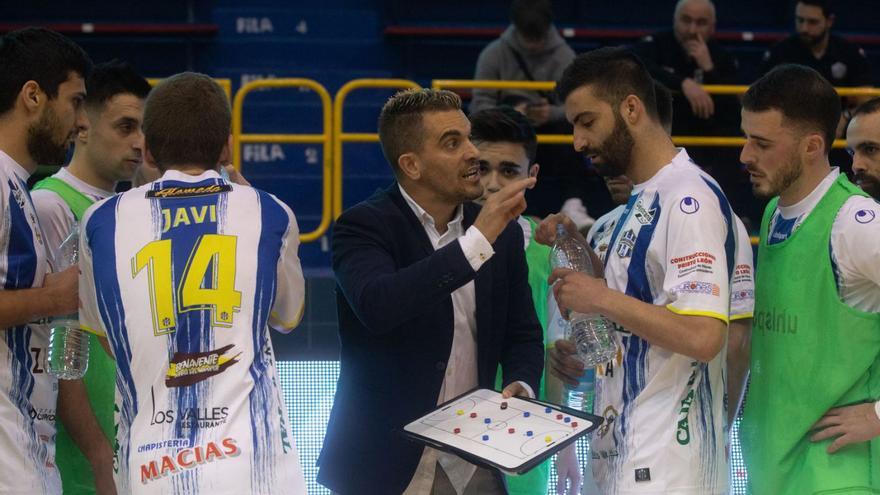 Chema Sánchez, entrenador del Atlético Benavente, da instrucciones a sus jugadores. | Ana Burrieza