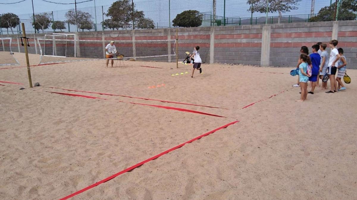 Niños de la escuela, durante una sesión en la cancha de El Burrero.