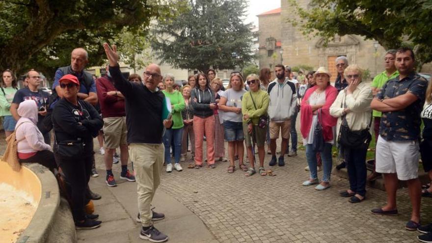 Un momento de la explicación histórica, en la plaza de España.   | // NOÉ PARGA