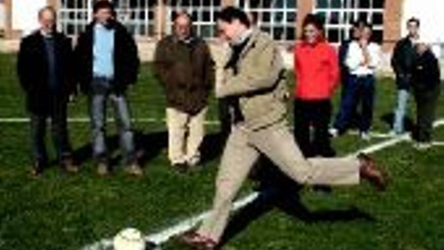 Los equipos de fútbol base ya usan el campo de césped natural