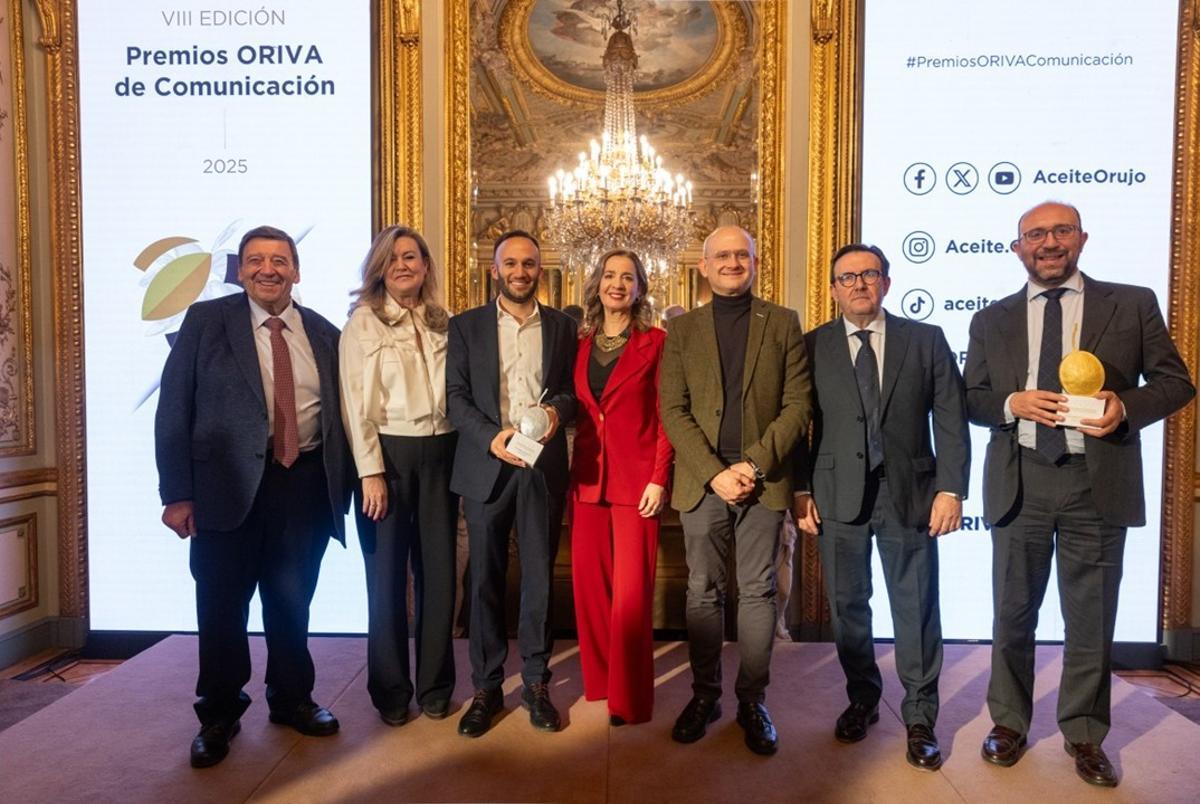 De izquierda a derecha: Juan de Dios Gálvez, presidente de ANEO (Asociación Nacional de Empresas de Aceite de Orujo de Oliva); Carmen Cristina de Toro Navero, directora general de Industrias, Innovación y Cadena Agroalimentaria de la Consejería de Agricultura de la Junta de Andalucía; Pablo Gallén Ortega, redactor en El Periódico y Activos; Alicia Vives Gutiérrez, directora general de ORIVA; José Miguel Herrero Velasco, director general de la Industria Alimentaria del Ministerio de Agricultura, Pesca y Alimentación; José Luis Maestro Sánchez-Cano, presidente de ORIVA y Juan Esteban Poveda Sánchez, delegado en Andalucía en el diario económico El Economista